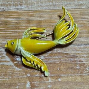RARE Vintage Yelllow
Enamel & Gold Fish Brooch w/Rhinestone Eye